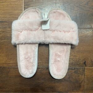 NEW PINK Victoria’s Secret Faux Fur Slippers in Light Pink